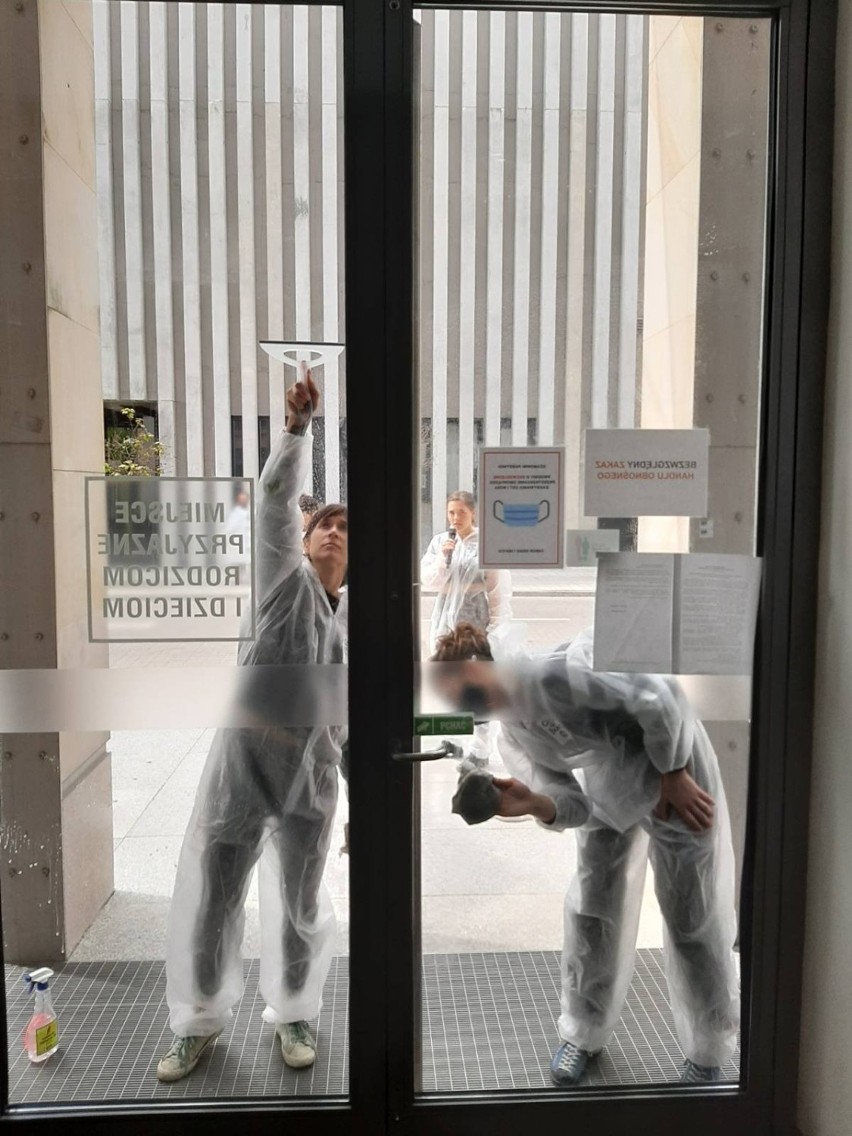 Lublin: Aktywiści umyli okna w urzędzie. Na znak protestu