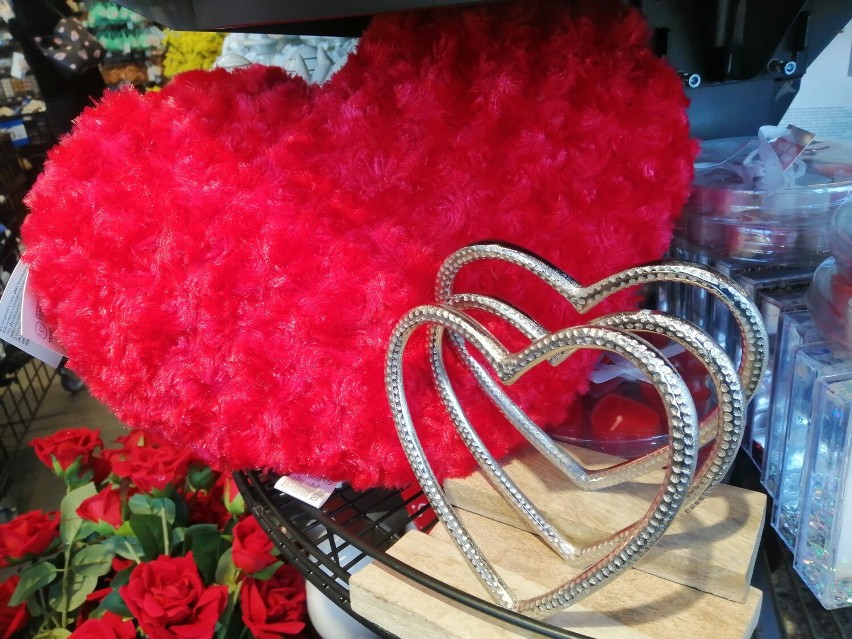 Walentynkowe wystawy sklepowe w Zduńskiej Woli. Sprzedawcy się przygotowali