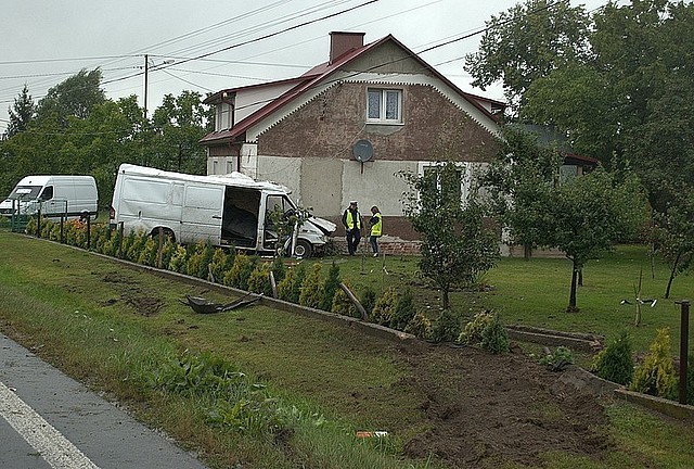 14 sierpnia, około godz. 6 w Hadykówce w powiecie kolbuszowskim w dom mieszkalny uderzył mercedes sprinter. Ze wstępnych ustaleń wynika, że kierujący nim 36-letni obywatel Ukrainy zjechał nagle z jezdni, uszkodził ogrodzenie i uderzył w dom.