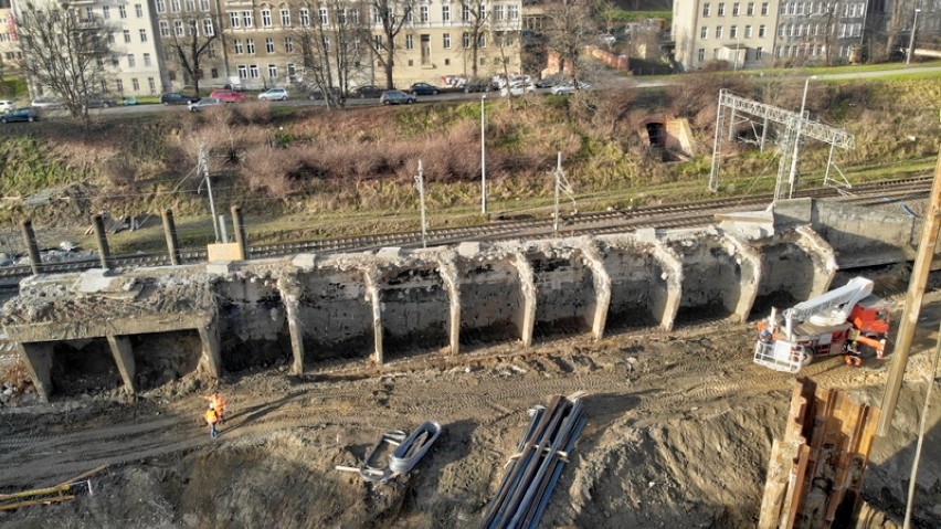 Kończy się rozbiórka starego wiaduktu na Biskupiej Górce. Obok powstaje parking kubaturowy [ZDJĘCIA]