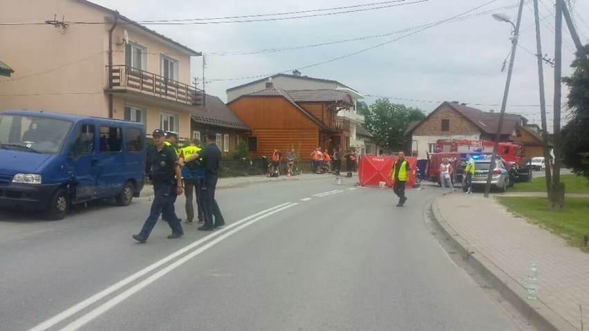 Zderzenie motocyklisty z busem w Szczurowej. Jedna osoba nie żyje