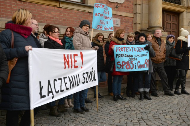 Wczoraj rodzice uczniów tych szkół i nauczyciele protestowali z transparentami przed Radą Miasta. Dziś przyszli na sesję, bo w porządku obrad jest uchwała w tej sprawie.