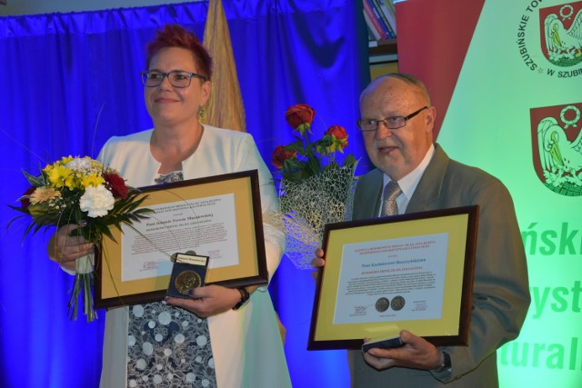 Mirosław Rzeszowski, prezes Szubińskiego Towarzystwa Kulturalnego polemizował na medalowej gali, że najważniejszym odznaczeniem w gminie jest medal im. Sędziwoja z Szubina. Jego zdaniem to honorowy medal im. ks. Jana Kleina jest najważniejszy, bo przyznawany oddolnie przez mieszkańców i organizacje pozarządowe, a nie przez władze gminy. 

W tym roku to honorowe odznaczenie wręczono uroczyście w Rejonowej Bibliotece Publicznej dwójce osób zasłużonych dla gminnej kultury. Gratulacje odbierali:  Jolanta  Muzalewska (dokonania w dziedzinie muzyki i śpiewu) oraz Kazimierz Baszczyński  (m.in. w dziedzinie filmu). 

- Kto śpiewa, dwa razy się modli - podkreślał ks. Leszek Kroll, proboszcz w Słupach. Żartował, że pani Jolanta bardzo dużo się w Słupach namodliła śpiewając  na uroczystościach. 

Nie tylko tam występowała z młodzieżą m.in. z zespołu „Ingenium”, który prowadzi od 1999 r. Mówiła o tym w bibliotece Kamila Czechowska, dyrektor Muzeum Ziemi Szubińskiej i wiceprezes towarzystwa kulturalnego przedstawiając postać medalistki. - Dzięki pani, dziesiątki uczniów zdobyły umiejętność gry na różnych instrumentach oraz śpiewu. Liczne zastępy dzieci i młodzieży wykształciły kulturę muzyczną - podkreślano na gali.

Dokonania drugiego  medalisty przedstawiła obecnym - a sala biblioteki wypełniona była po brzegi - Alina Gordon, dyrektor domu kultury.   Lista zasług długa. Medal przyznano m.in. za wybitne dokonania w dziele propagowania kultury filmowej, niestrudzone upowszechnianie tego co najcenniejsze w kinematografii polskiej i światowej, a także za prowadzenie kina objazdowego po wsiach gminy Szubin. Kazimierz Baszczyński działa też aktywnie, od  kilkudziesięciu lat,  jako instruktor w ZHP.  Gratulujemy! 



Na wakacje planujemy wydać mniej niż przed rokiem - zobacz raport.

