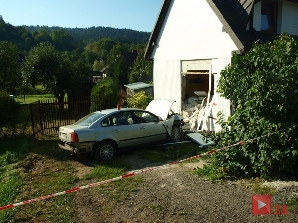 Wypadek Mszana Dolna: samochód wjechał w dom. Są ranni [ZDJĘCIA,VIDEO]