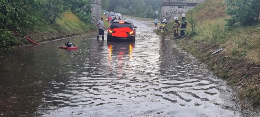 Ulewa w powiecie kościerskim [16.08.2022]. Zalane auta utknęły pod wiaduktem w Olpuchu! [ZDJĘCIA]