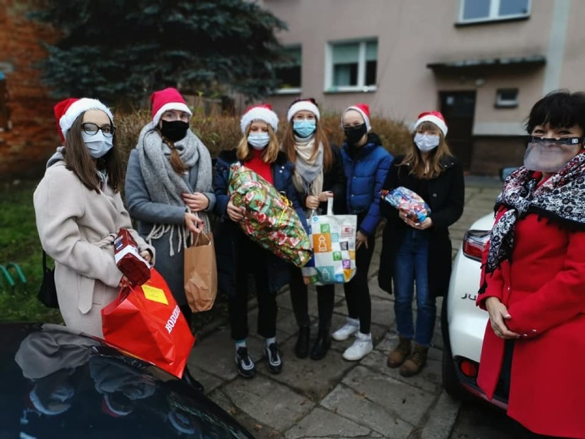 Wolontariusze "Serca na dłoni" przekazali prezenty świąteczne swoim podopiecznym