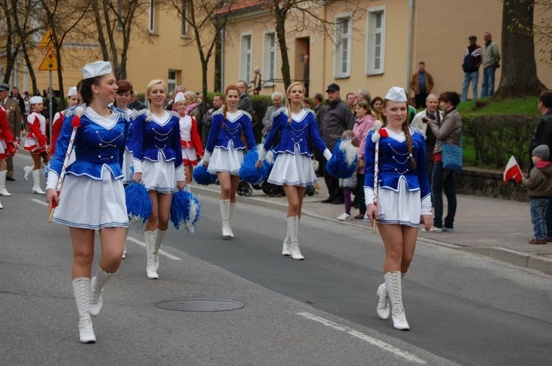 Kwidzyn: Przemarsz ulicami miasta i wspólne śpiewanie pieśni patriotycznych z okazji Święta 3 Maja