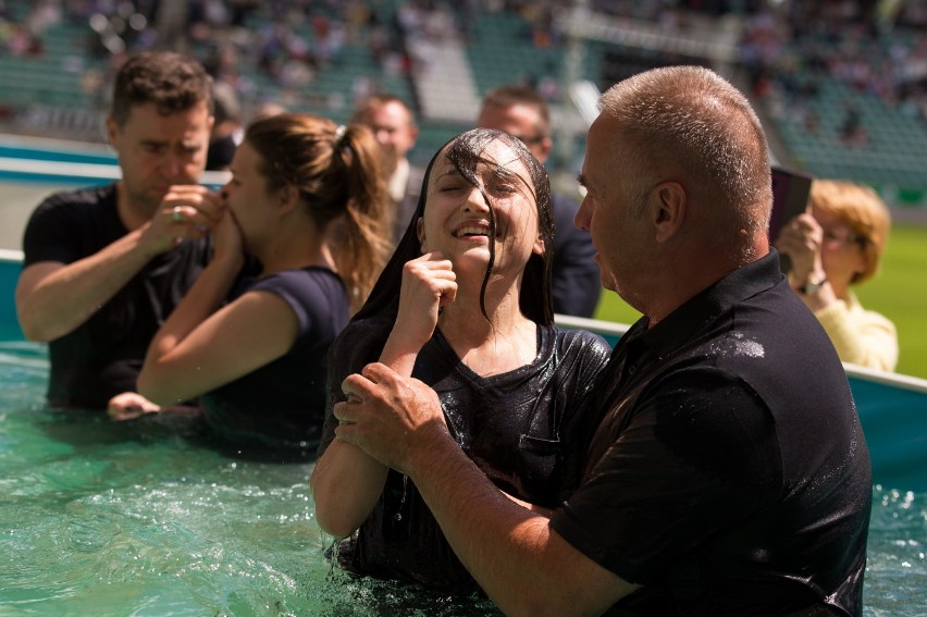 Kongres Świadków Jehowy w Warszawie. Chrzest na stadionie...