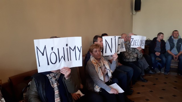 Mieszkańcy, którzy przyszli protestować przeciwko Trasie Wolbromskiej na komisję infrastruktury