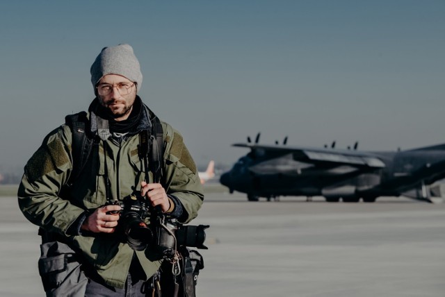 Daniel Dmitriew 

Pochodzi z Lublińca. Fotografuje od 20 lat. Jest absolwentem Śląskiej Akademii Medycznej w Bytomiu, ale swoją przyszłość związał z fotografią. Od 2015 roku związany jest z warszawską Agencją Fotografów FORUM. Zdobywca wyróżnień i nagród w konkursie Śląska Fotografia Prasowa. 

Zdjęcie Daniela znalazło się też na wydrukowanym w 5 mln egzemplarzy znaczku pocztowym z okazji 750-lecia miasta Lublińca.  

Obecnie można jego zdjęcia oglądać na wystawie w Miejsko-Powiatowej Bibliotece Publicznej im. Józefa Lompy w Lublińcu.