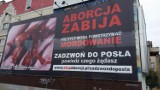 Poznań: Bilbord ze zmasakrowanym płodem znowu wisi na Śródce [ZDJĘCIA]