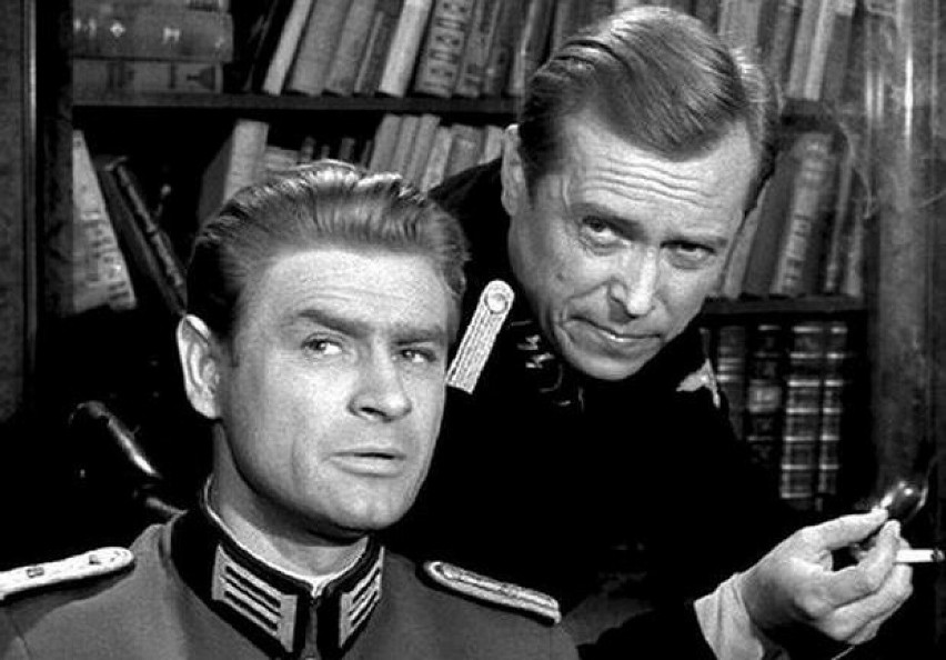 Kadr z serialu - Stanisław Mikulski (z lewej) jako Hans...