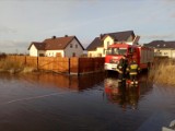 Mieszkańcy ul. Piechurów w Kaliszu do domów brnęli przez wodę. 