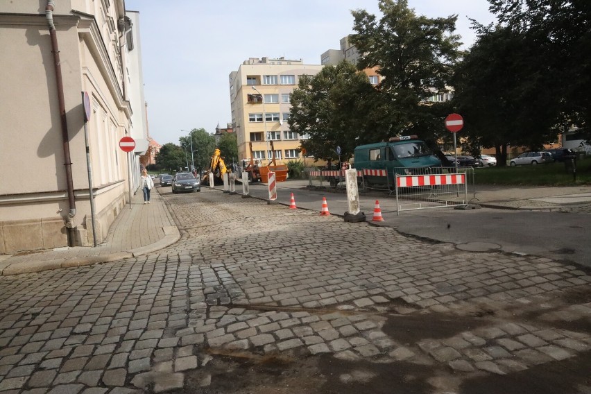 Remont ulicy Partyzantów w Legnicy. Odkryto tory tramwajowe, zobaczcie zdjęcia