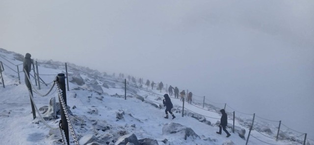 Szlaki w Karkonoszach są oblodzone.