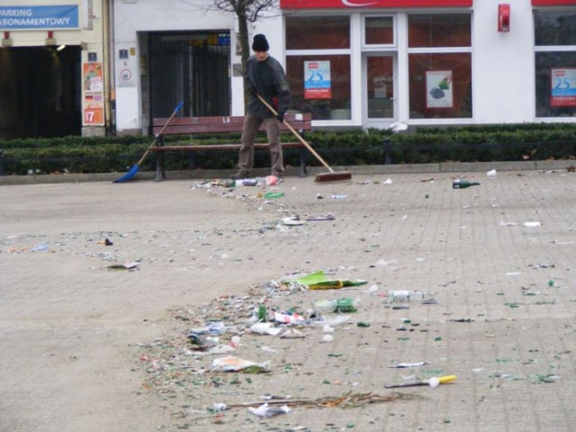 Sprzątanie placu Wolności, śmieci po sylwestrze