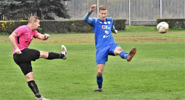 Keeza IV liga w Małopolsce: Orzeł Ryczów - Unia Oświęcim 3:2. Na zdjęciu: Wojciech Wojcieszyński (z lewej, trener Orła) kontra oświęcimianin Arkadiusz Czapla.