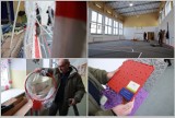 Tak przebiega remont sali gimnastycznej w Zespole Szkół Akademickich we Włocławku - nowa nawierzchnia, nowe kosze [zdjęcia]