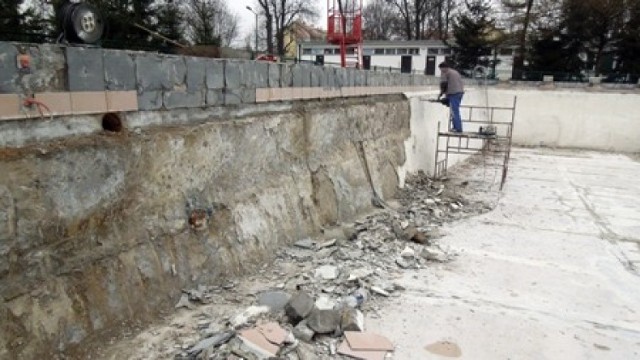 Trwa kolejny etap remontu basenu w Grudziądzu. 

Aktualnie wykonawca skuwa starą posadzkę betonową i odkrywa kolejne warstwy podłoża, kt&oacute;re będą bazą dla nowych wylewek nawierzchni.