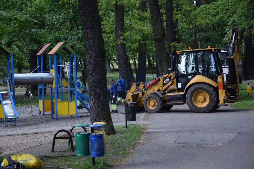 Ruszyła przebudowa placu zabaw w parku miejskim w Zawierciu FOTO