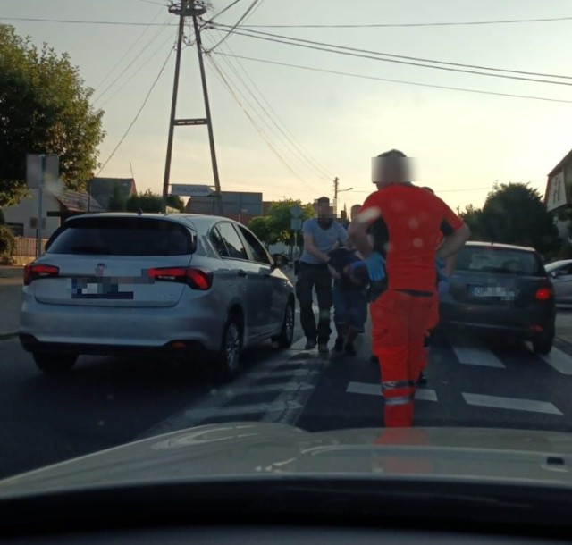 Świadkowie relacjonowali, że sytuacja wyglądała tak, jakby napastnik chciał sprowokować policjant&oacute;w do oddania strzału w swoim kierunku. W końcu mundurowi wykorzystali chwilę jego nieuwagi i obezwładnili go przy użyciu paralizatora.