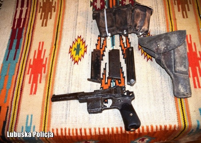 Zabytkowy pistolet został przekazany do Lubuskiego Muzeum Wojskowego w Drzonowie
