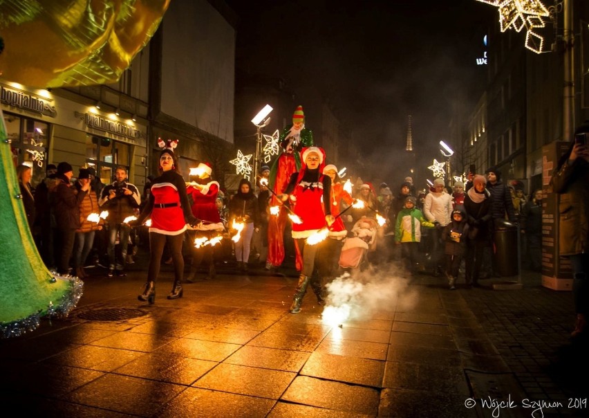 Przez Katowice przeszła Świąteczna Parada. Na ulicach można było spotkać elfy, mikołaje i aniołki. Zobaczcie ZDJĘCIA