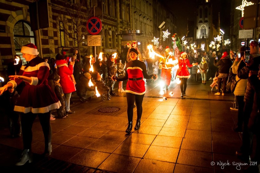 Przez Katowice przeszła Świąteczna Parada. Na ulicach można było spotkać elfy, mikołaje i aniołki. Zobaczcie ZDJĘCIA