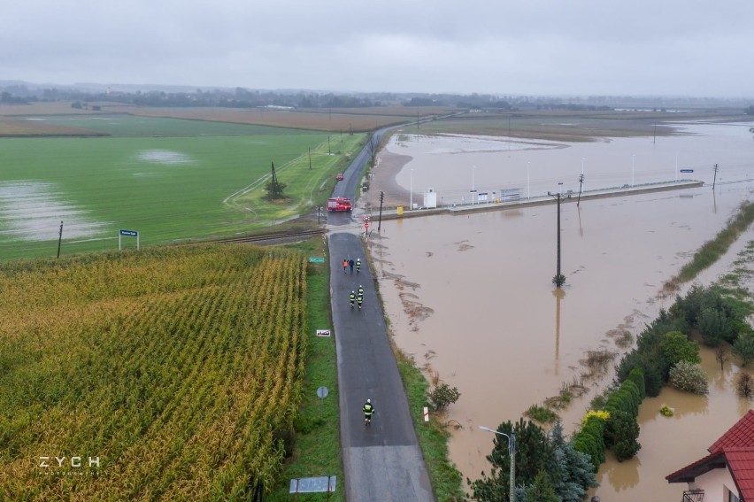 Powódź w Wyszkowie Śląskim. Żeby ratować wioskę, została przekopana droga z Niwnicy do Wyszkowa 