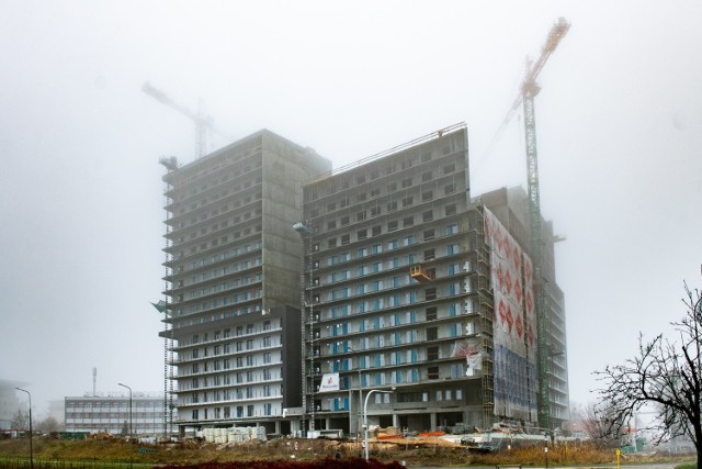 Na poznańskich Ratajach powstaje Atal Warta Towers, czyli 17-piętrowy apartamentowiec, w którym znajdą się 352 mieszkania. Budynek zaprojektowany przez pracownię AP Szczepaniak, zwyciężył w prestiżowym konkursie Urban Design & Architecture Design Awards 2019 w kategorii „Mixed Use (Concept)”. Zakończenie jego budowy zaplanowano na drugą połowę 2021 roku.
Kolejne zdjęcie --->