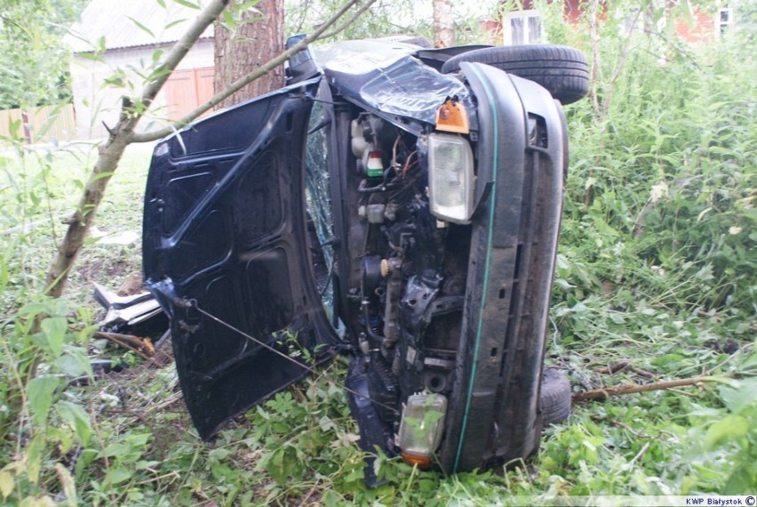 Wypadek w miejscowości Sidra. Auto uderzyło w drzewo [zdjęcia]