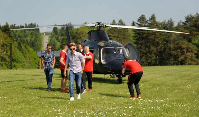 Reprezentacja Polski w piłce nożnej jest już na zgrupowaniu w Arłamowie w powiecie bieszczadzkim. Zawodnicy docierali na miejsce z powietrza i z ziemi. Zobaczcie nasze zdjęcia i filmy.

