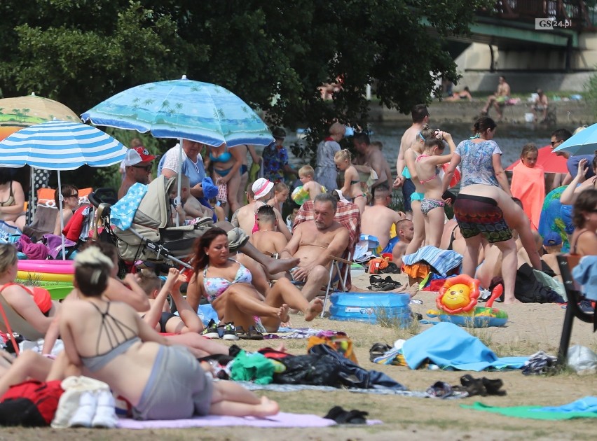 Upalny weekend! Szczecinianie odpoczywali na kąpieliskach. Zdjęcia z Dziewoklicza [ZDJĘCIA]