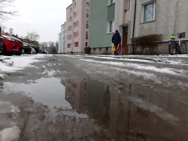 Roztopy w  Świnoujściu. Mieszkańcy nie zdążyli nacieszyć się białym puchem. Wczoraj wieczorem w wszyscy cieszyli się, że na wyspy w końcu zagościła prawdziwa zima i mieli nadzieję, że utrzyma się przynajmniej przez parę dni. Nic bardziej mylnego. Już w nocy temperatura wzrosła do jednego stopnia w plusie a rano, zamiast śniegowców, trzeba było założyć kalosze... Na ulicach plucha. Kałuże i  resztki mokrego śniegu.