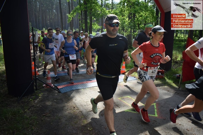 Xtream Półmaraton Stobrawski w Dąbrówce Łubniańskiej. Zobacz, jak biegacze radzili sobie na trasie [DUŻO ZDJĘĆ]