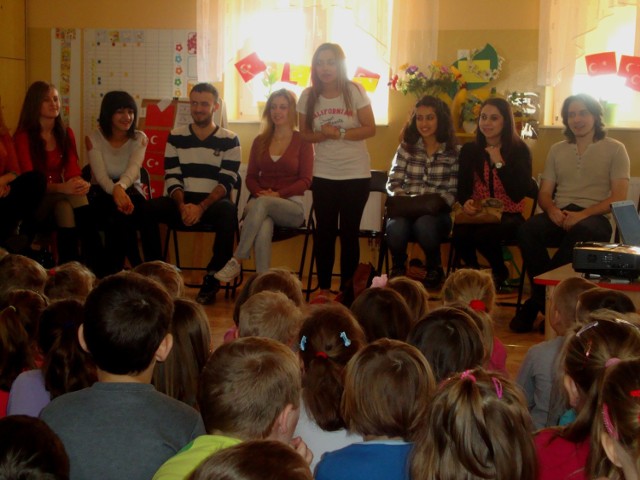 Studenci z Turcji gościli w przedszkolu w Ujeździe