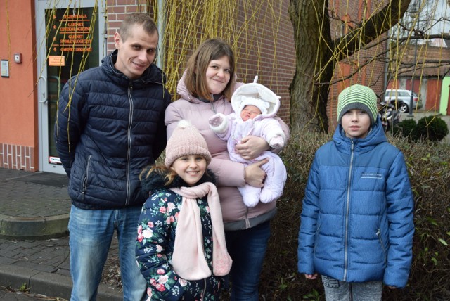 Rodzina Justyny i Sławomira na spacerze z dziećmi: Oiwką, Dawidem i urodzoną 
1 stycznia 2019 roku córeczką Amelią