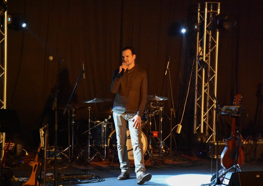 Maciej Balcar z koncertem w ramach trasy Plus Live'23 w Szamotułach. Stare przeboje i piosenki z nowej płyty rozgrzały publiczność!