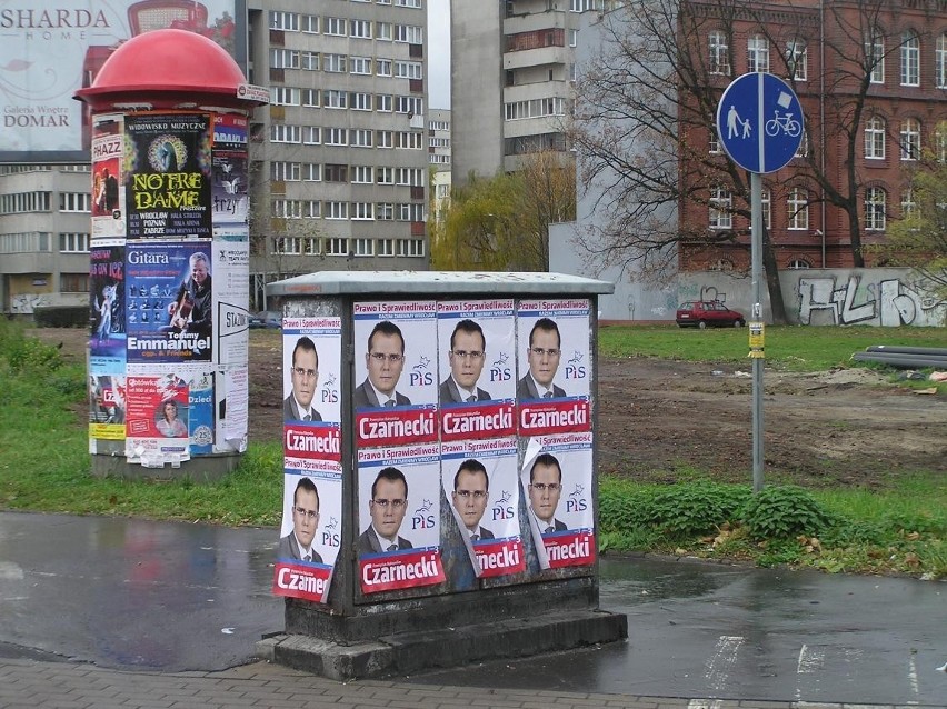 Plakatów wiszących w takich miejscach we Wrocławiu przybywa...