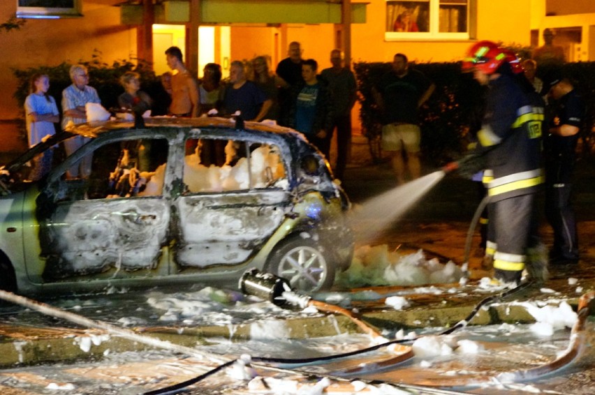 Przy ulicy Hanki Sawickiej w Kaliszu podpalono renault clio