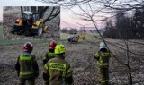 Kierowca ciągnika przygnieciony przez drzewo. Do Przytkowic wezwano pogotowie lotnicze. Zdjęcia i film