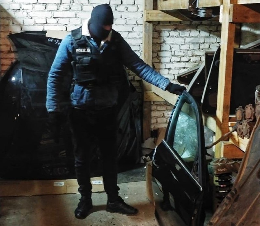 Policja rozbiła „dziuplę”  w Kościerzynie, gdzie rozbierano...