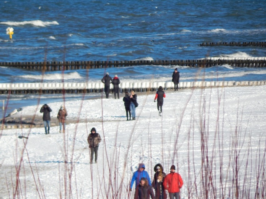 Słoneczny weekend nad morzem. Ustka przyciąga spacerowiczów