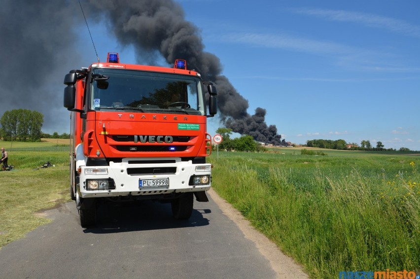Pożar Miąskowo: Paliła się folia w zakładzie recyklingu [ZDJĘCIA]