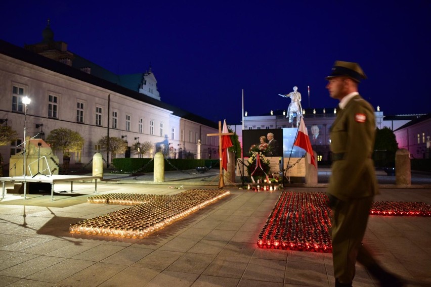 Ostatnia miesięcznica smoleńska w Warszawie. Obywatele RP na...