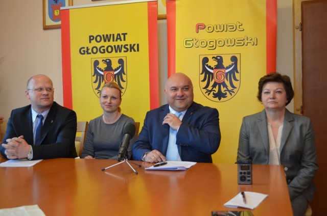 Od lewej: wicestarosta Wojciech Borecki, Monika Machowska-Sikora, dyrektor PCA, starosta Jarosław Dudkowiak i Stefania Kramarzewska, dyrektorka ZS im. Wyżykowskiego