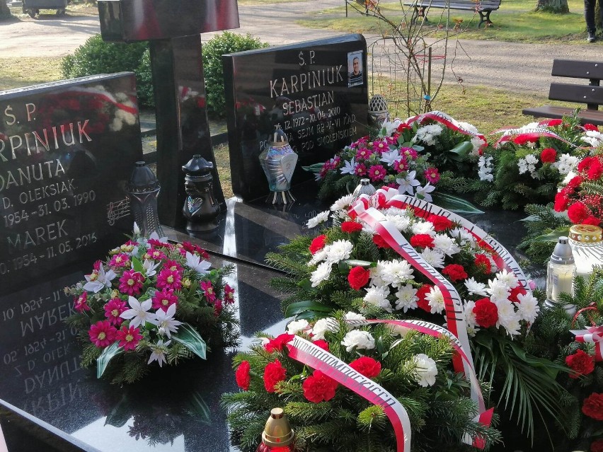 10 kwietnia o godz. 8.41 w Kołobrzegu: przy grobie posła Sebastiana Karpiniuka 