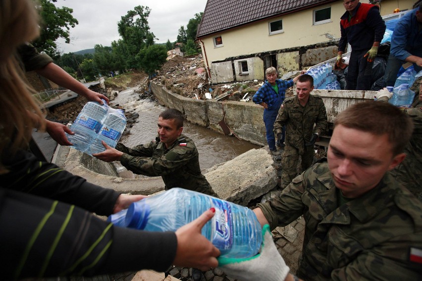 Bogatynia. Żołnierze pomagają powodzianom (zdjęcia)