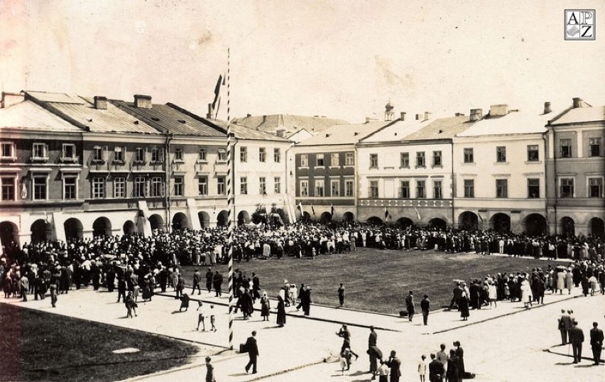 1939 rok. Boże Ciało na Rynku Wielkim w Zamościu. Fotografię...