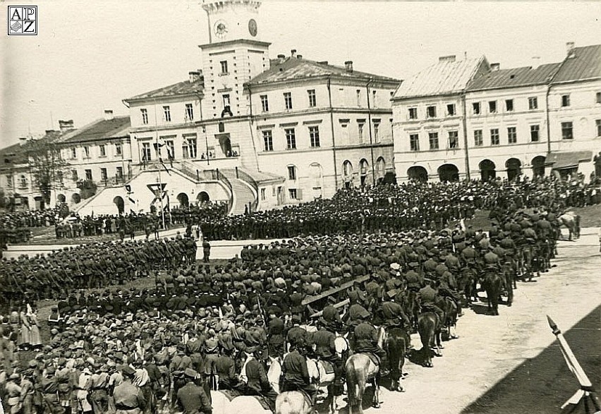 1936 rok. Rynek Wielki w Zamościu. Na zdjęciu obchody...